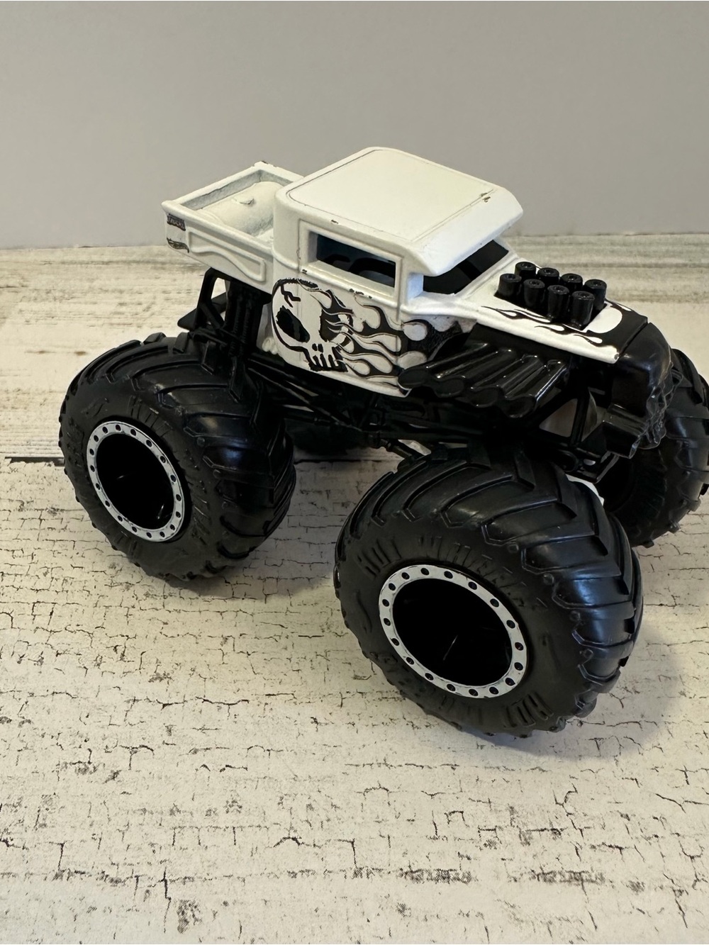 Hot Wheels Monster Truck Bone Shaker